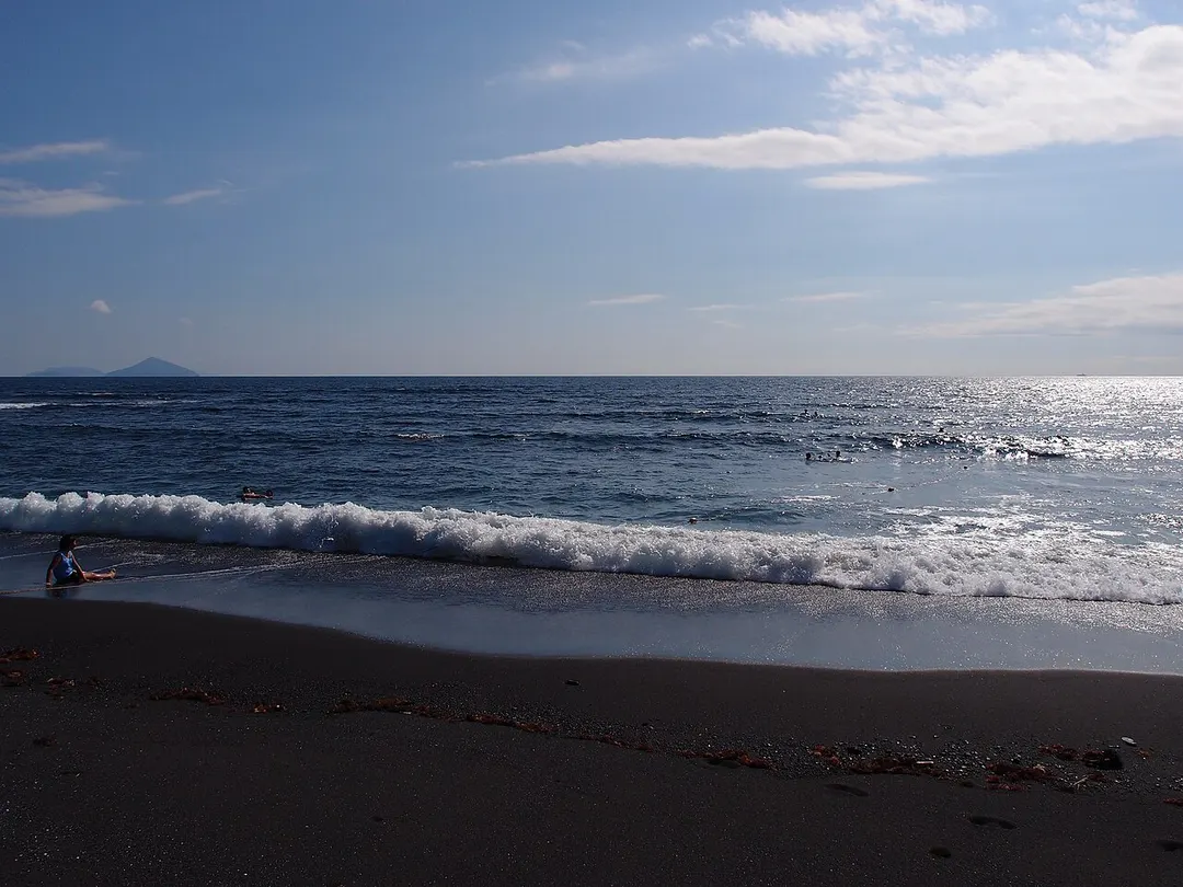 浜の湯に近い弘法浜の海岸と元町側の地形を写した実写写真