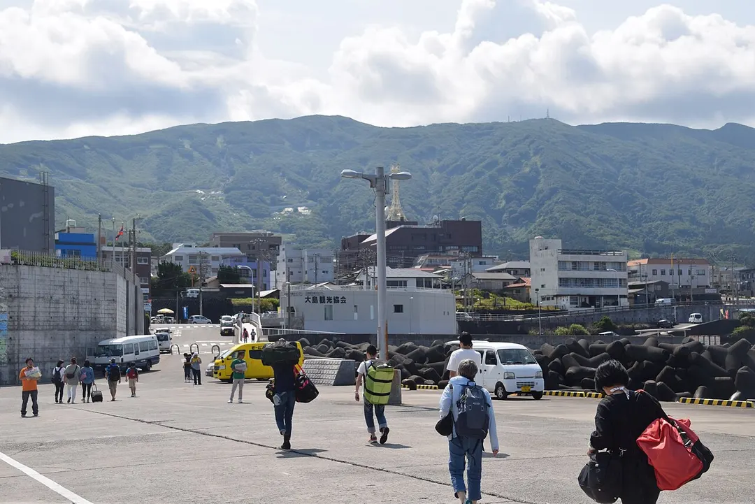 伊豆大島・元町港の岸壁から元町市街へ続く経路を写した実写写真