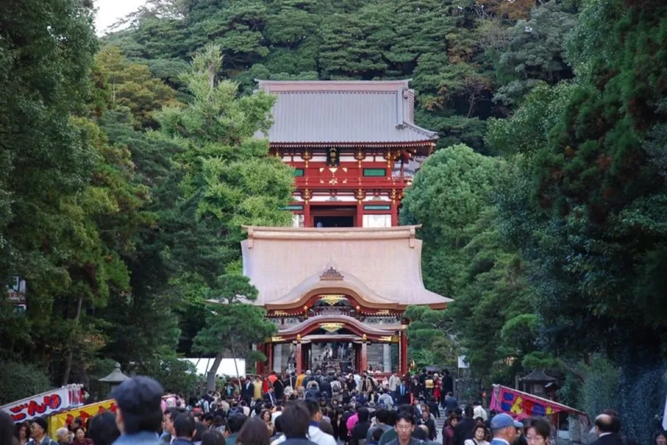 舞殿と楼門を参道側から見た鶴岡八幡宮の実写写真