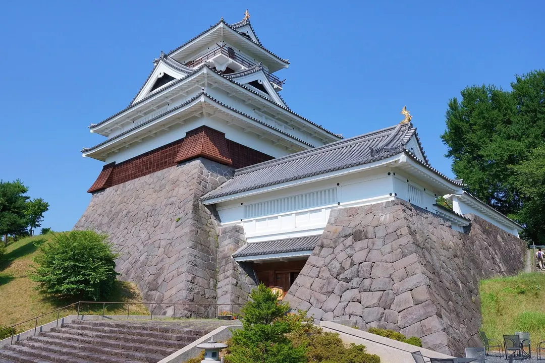 上山城の正面入口へ上る石段と建物の実写写真