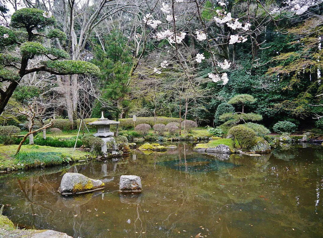 香取神宮の庭園と池を写した実写写真