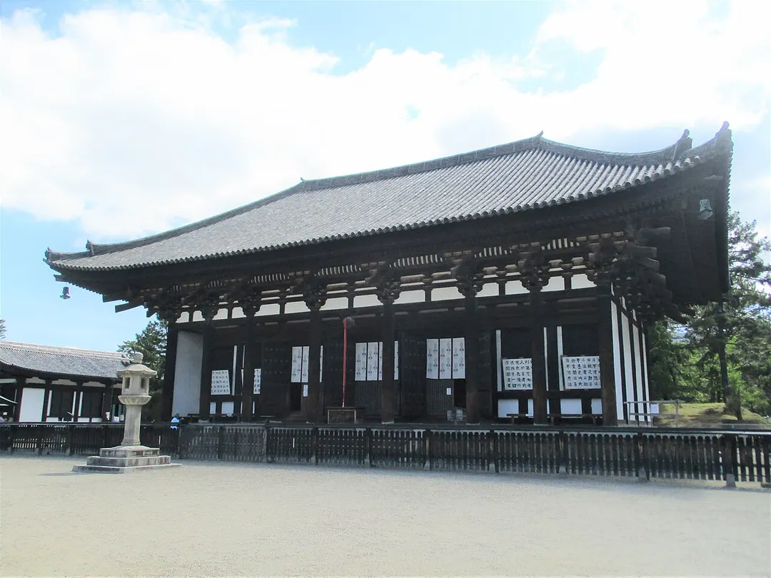 興福寺の東金堂を正面から写した実写写真