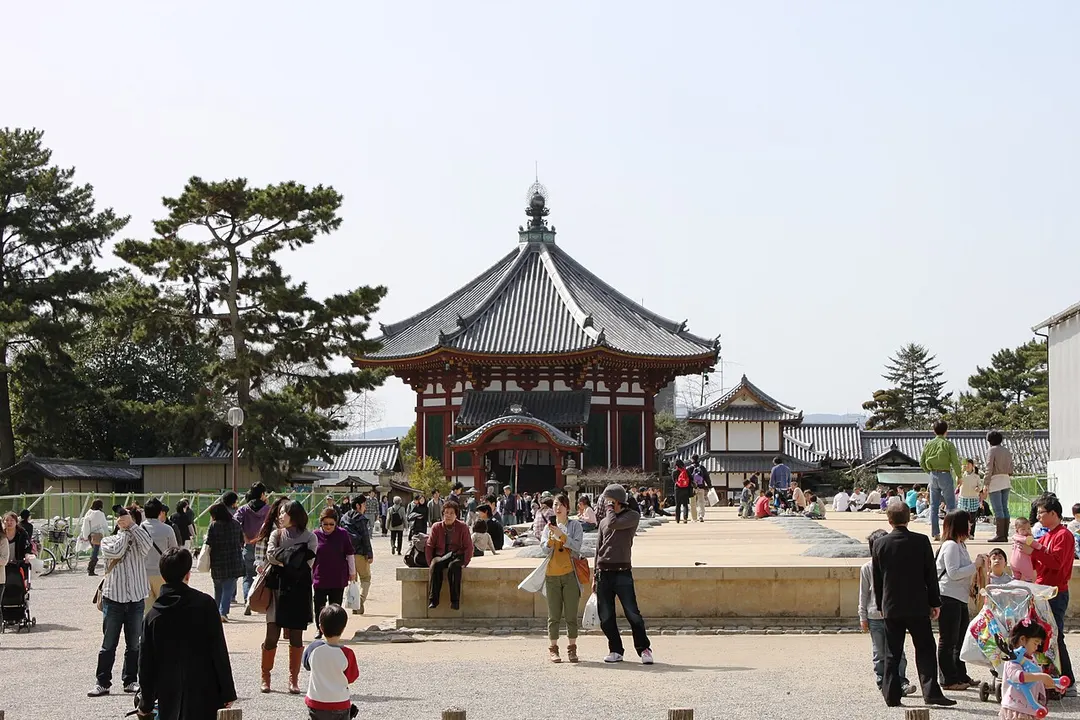 興福寺の南円堂と境内の動線を写した実写写真
