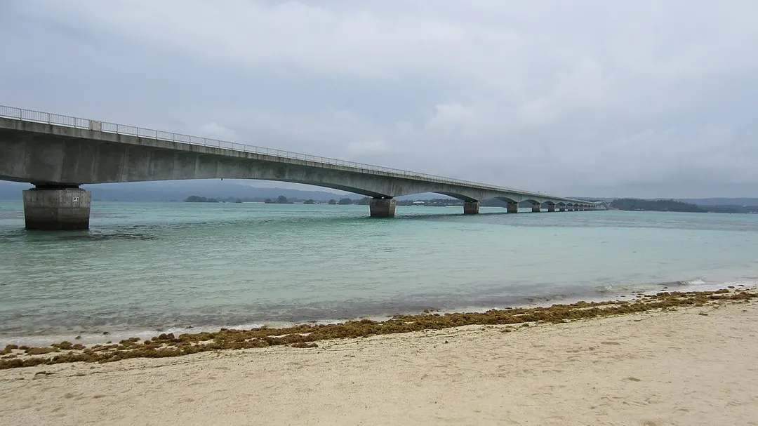 古宇利島の海岸と集落の位置関係が分かる実写写真