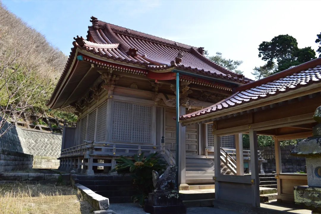物忌奈命神社の本殿を境内から写した実写写真
