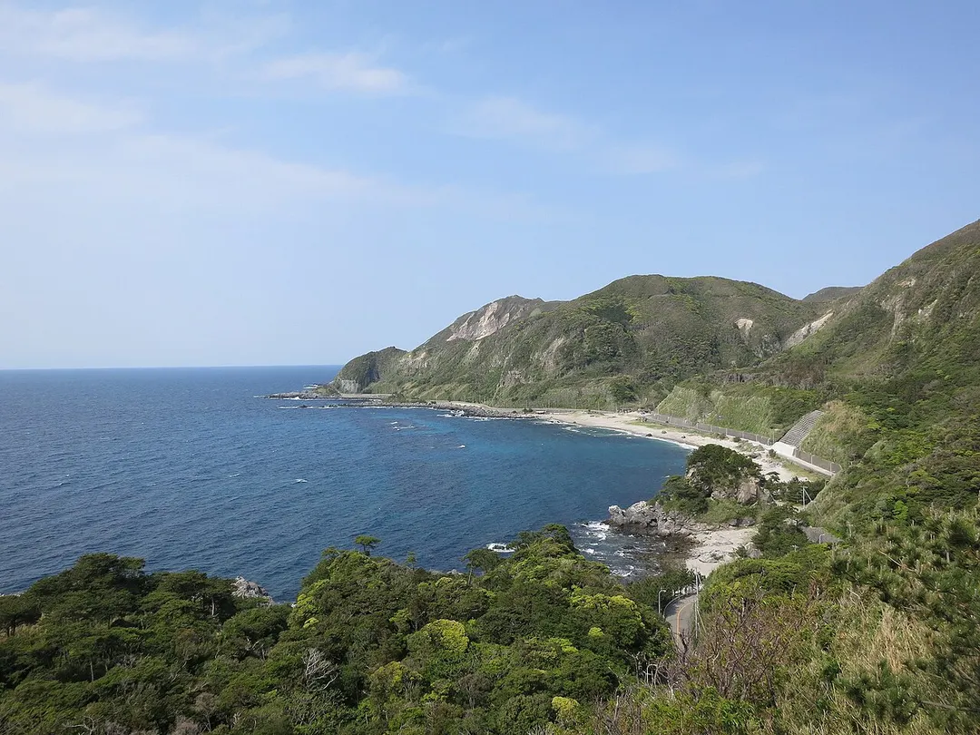 神津島の長浜海岸で白砂と丸石が続く海岸線を別の位置から写した実写写真