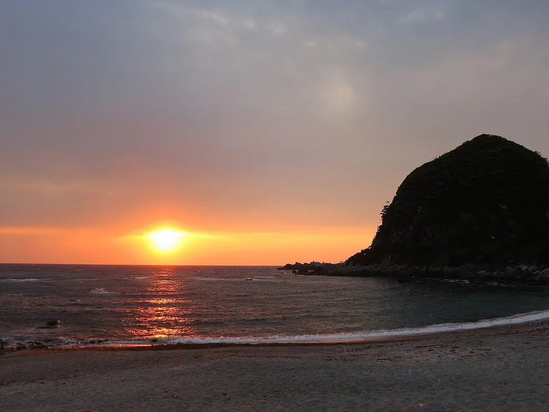 沢尻海岸の砂浜から西側の夕日を眺めた2013年の実写写真