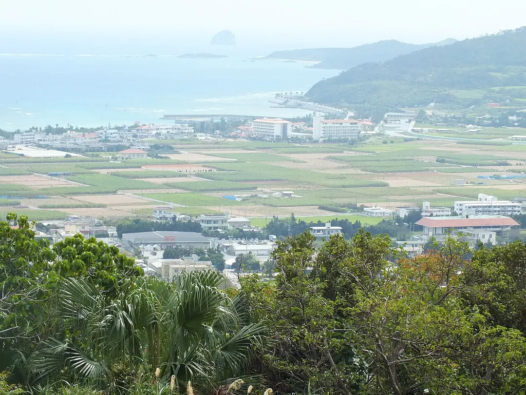 登武那覇城跡側からイーフビーチ方面の海岸線を見渡した実写写真