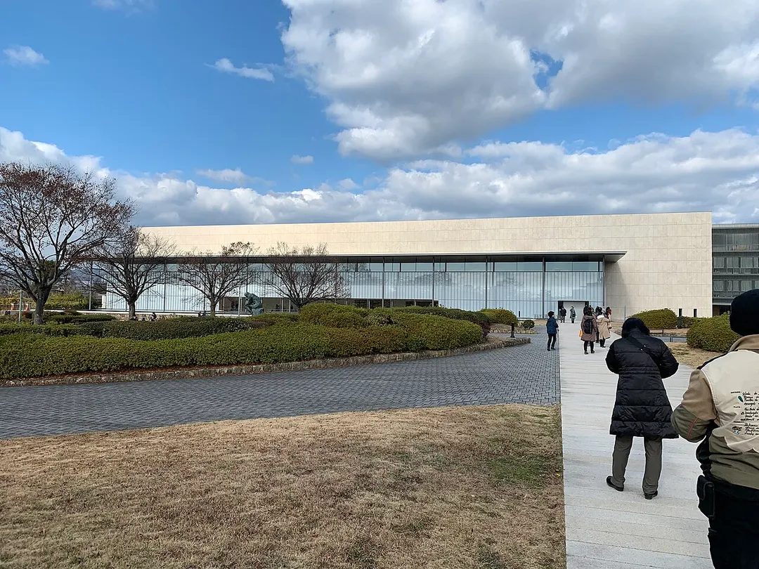 京都国立博物館の平成知新館と前庭を写した実写写真