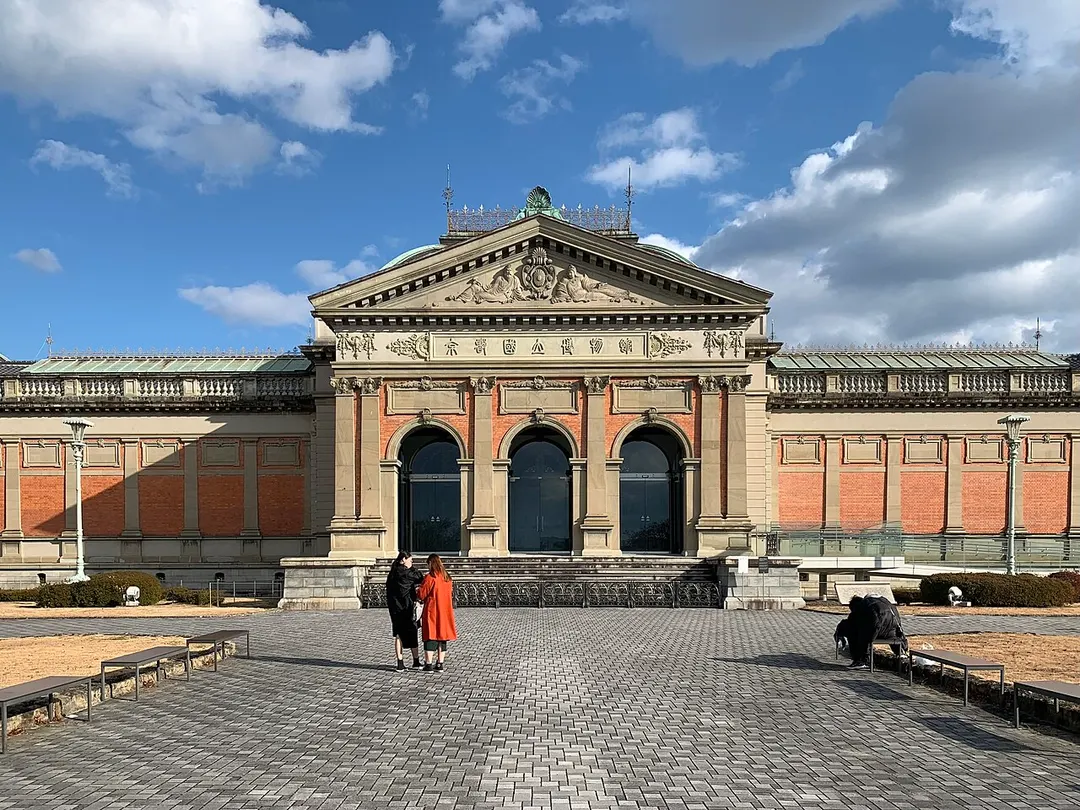 京都国立博物館の明治古都館と庭園を写した実写写真