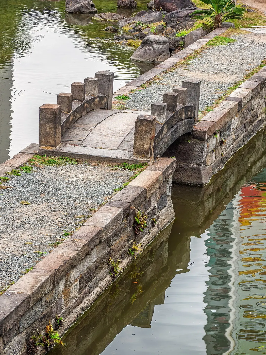 旧芝離宮恩賜庭園の石橋(2009年10月撮影)。現在の通行可能範囲を示すものではありません。