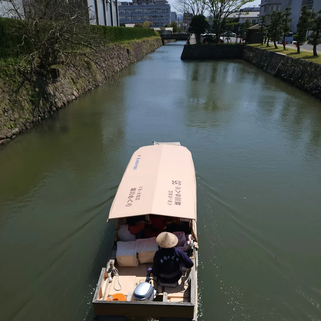 堀川の水路を上から見た遊覧船と橋の実写写真