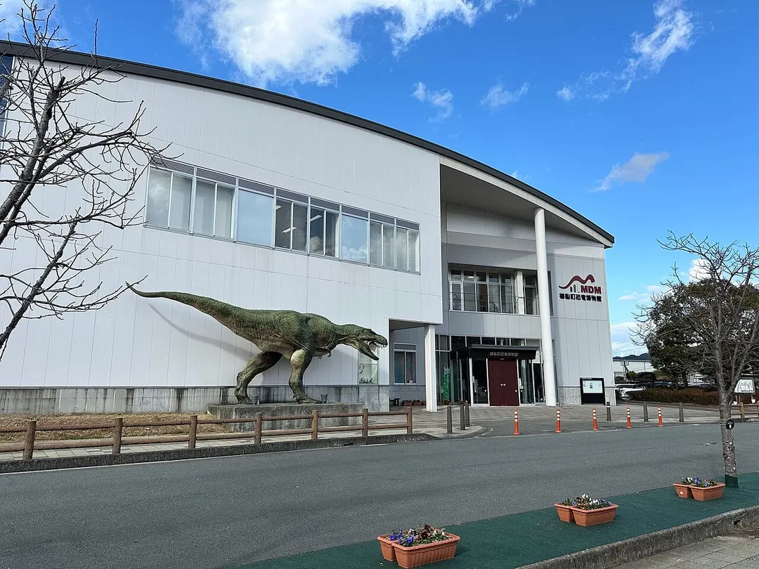 御船町恐竜博物館の入口と屋外の恐竜像を近くから見た実写写真
