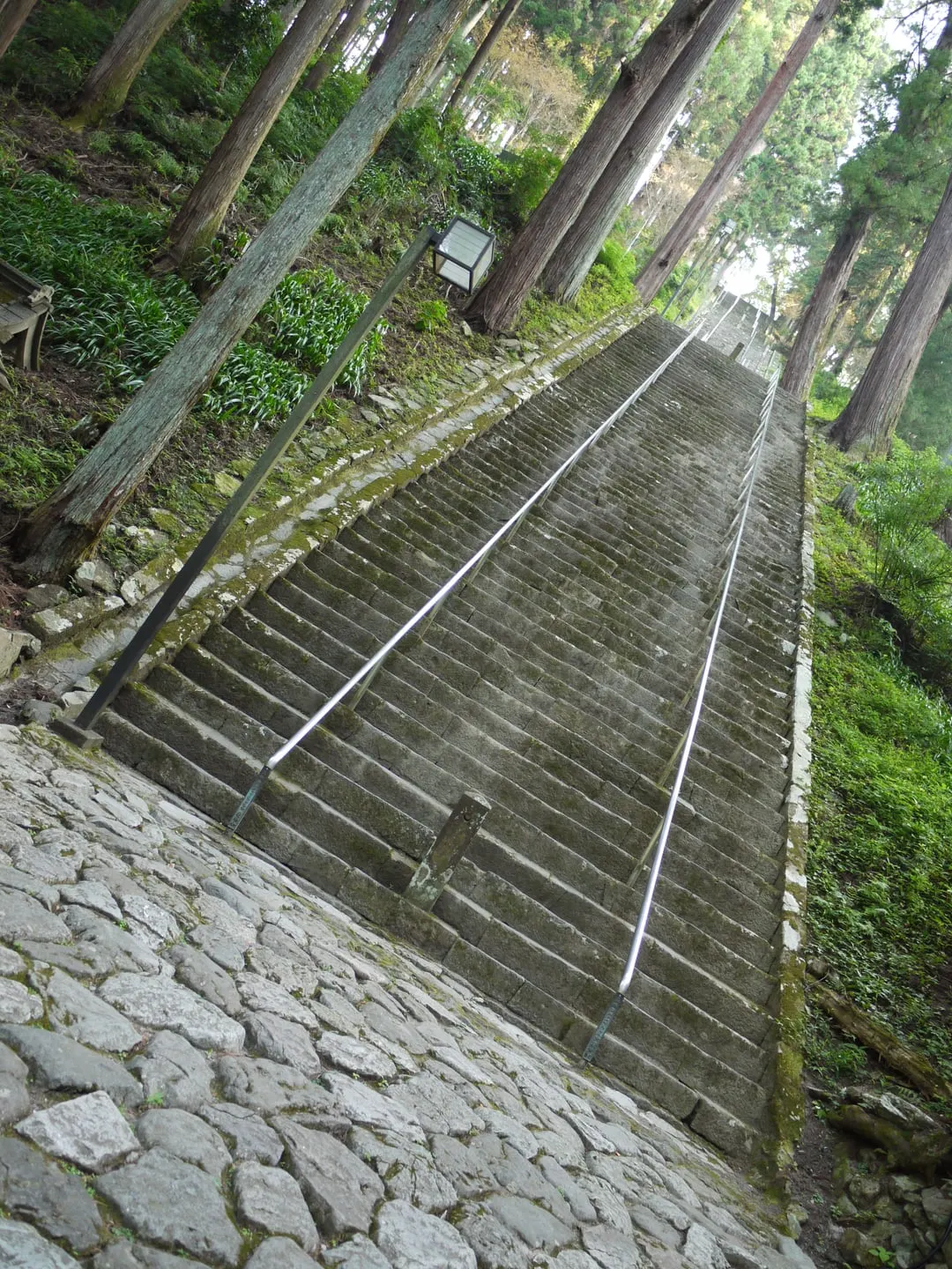 身延山久遠寺の菩提梯を下から見上げた階段の写真