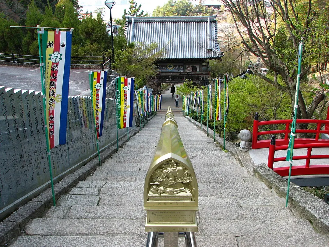 宮島・大聖院の門と斜面に広がる境内を写した実写写真