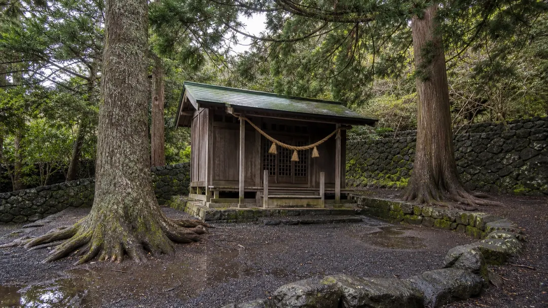 森に囲まれた富賀神社の小社を表現した生成AIイメージ画像