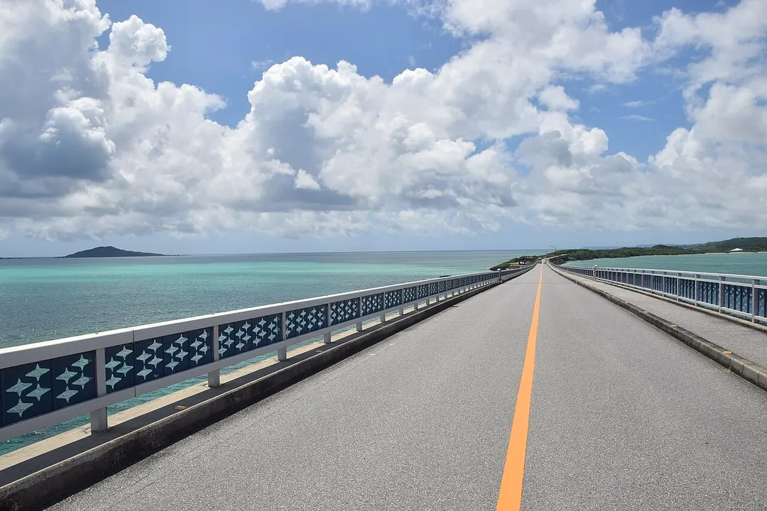 池間大橋が青い海の上を延びる全景を高い位置から写した実写写真