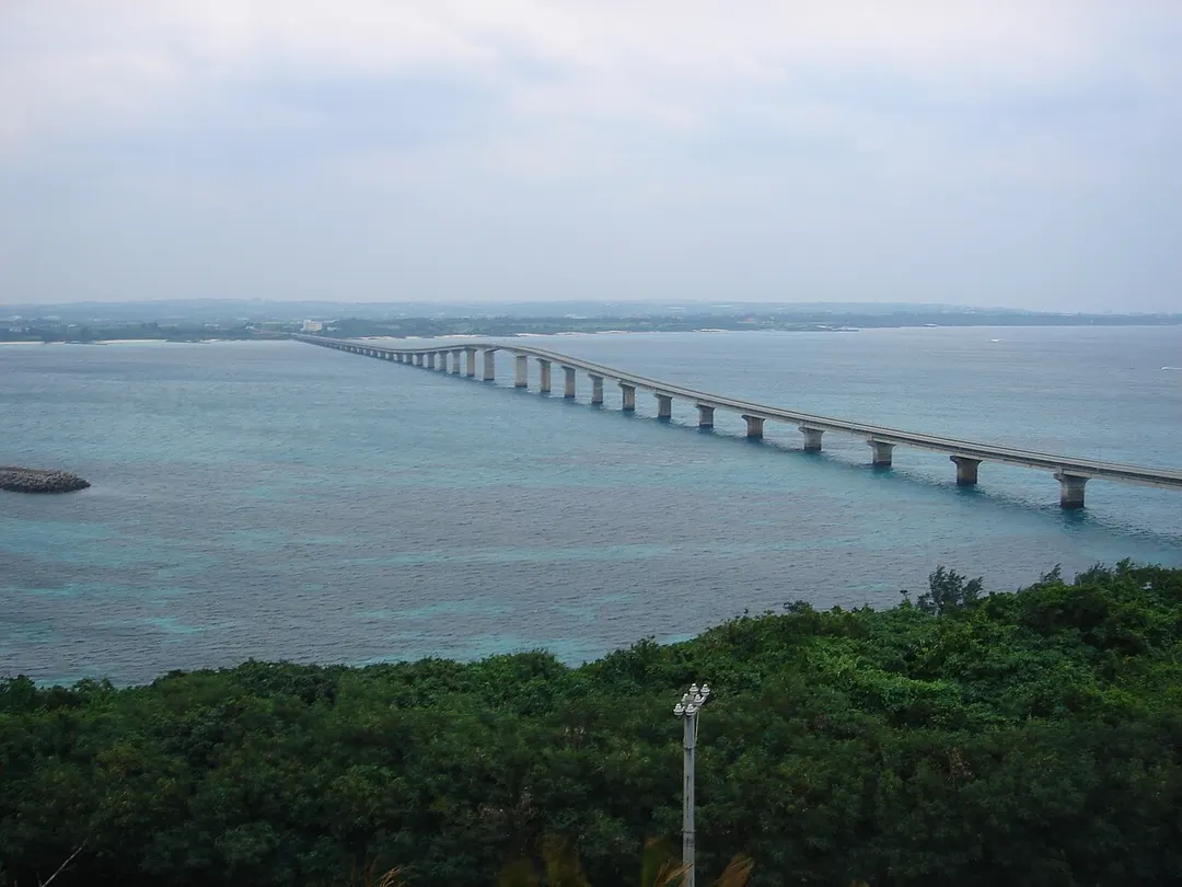 来間島側から来間大橋と宮古島の海を見渡した実写写真