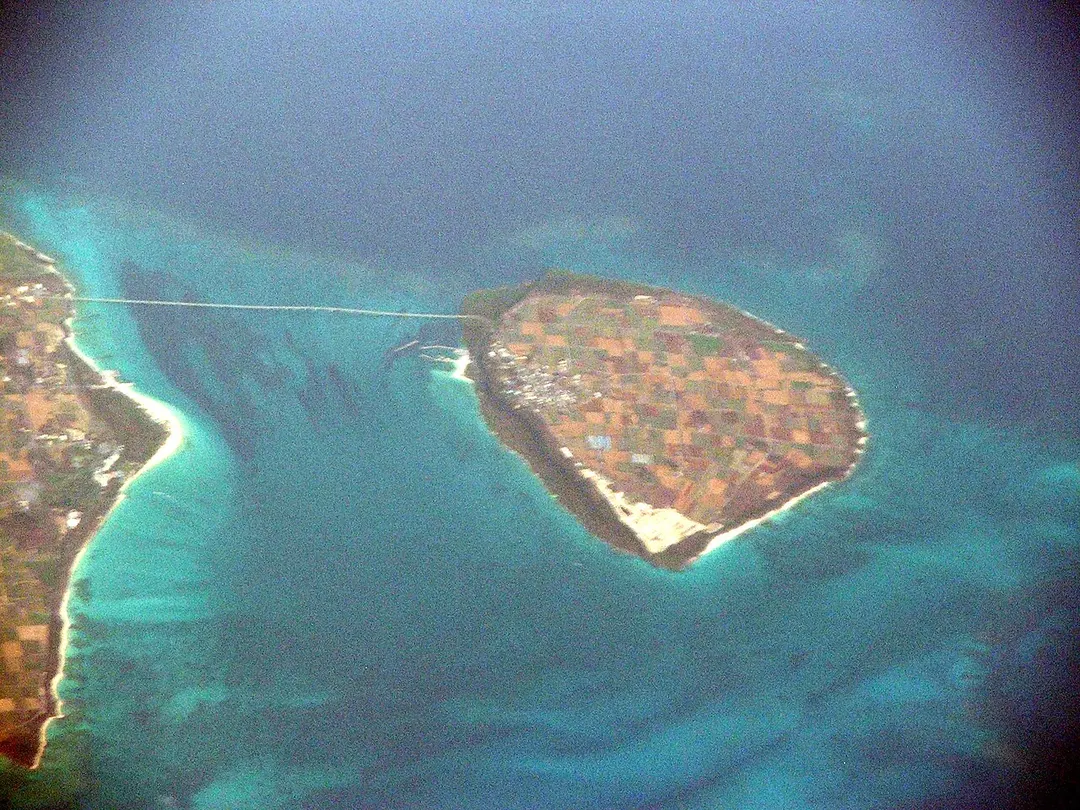 宮古島と来間島を結ぶ来間大橋を上空から写した実写写真