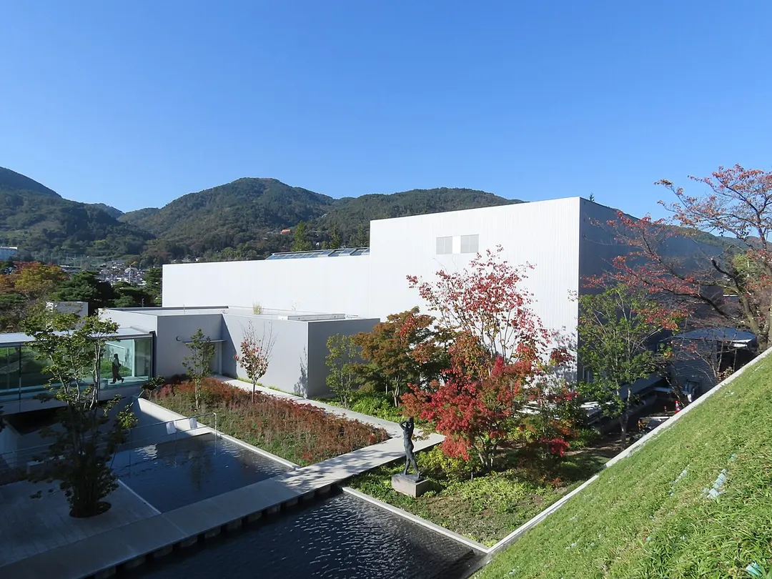 長野県立美術館の東山魁夷館外観を写した実写写真