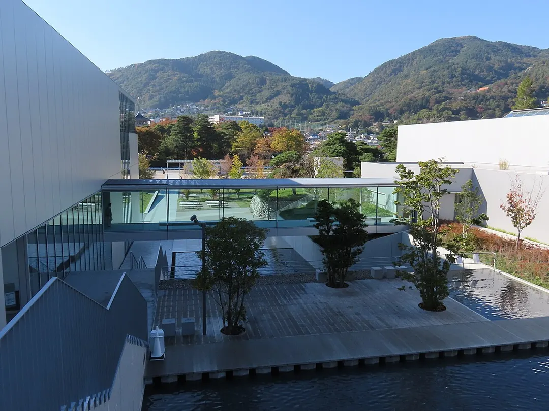長野県立美術館本館と東山魁夷館を結ぶ連絡ブリッジを写した実写写真