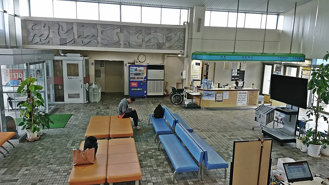 新島空港ターミナル内の待合席を写した2018年の実写写真