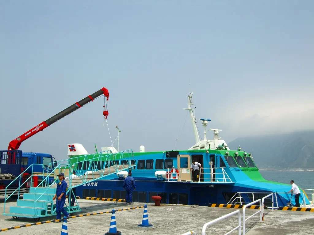 新島港に接岸した高速ジェット船を写した2010年公開の実写写真