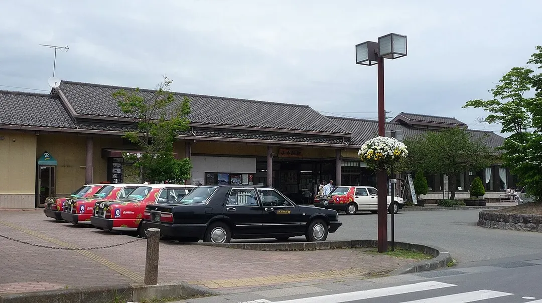 北斎館への徒歩の起点となる長野電鉄小布施駅の駅舎を見た実写写真