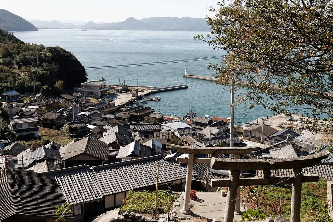 豊玉姫神社付近から男木島の集落と港を見下ろす実写写真