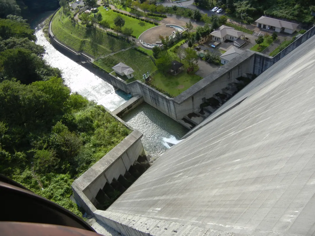 四万川ダム上から奥四万湖と周囲の山を見渡した実写写真