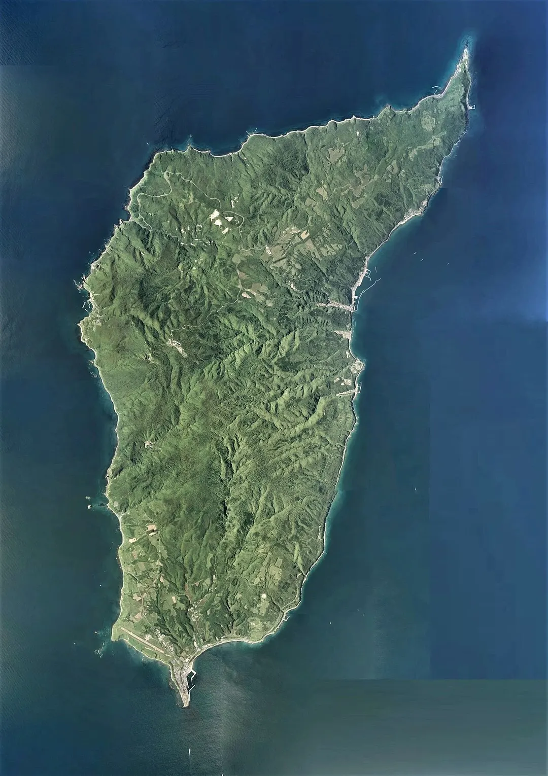 奥尻島津波館と青苗地区の位置関係を考えるための奥尻島の航空写真