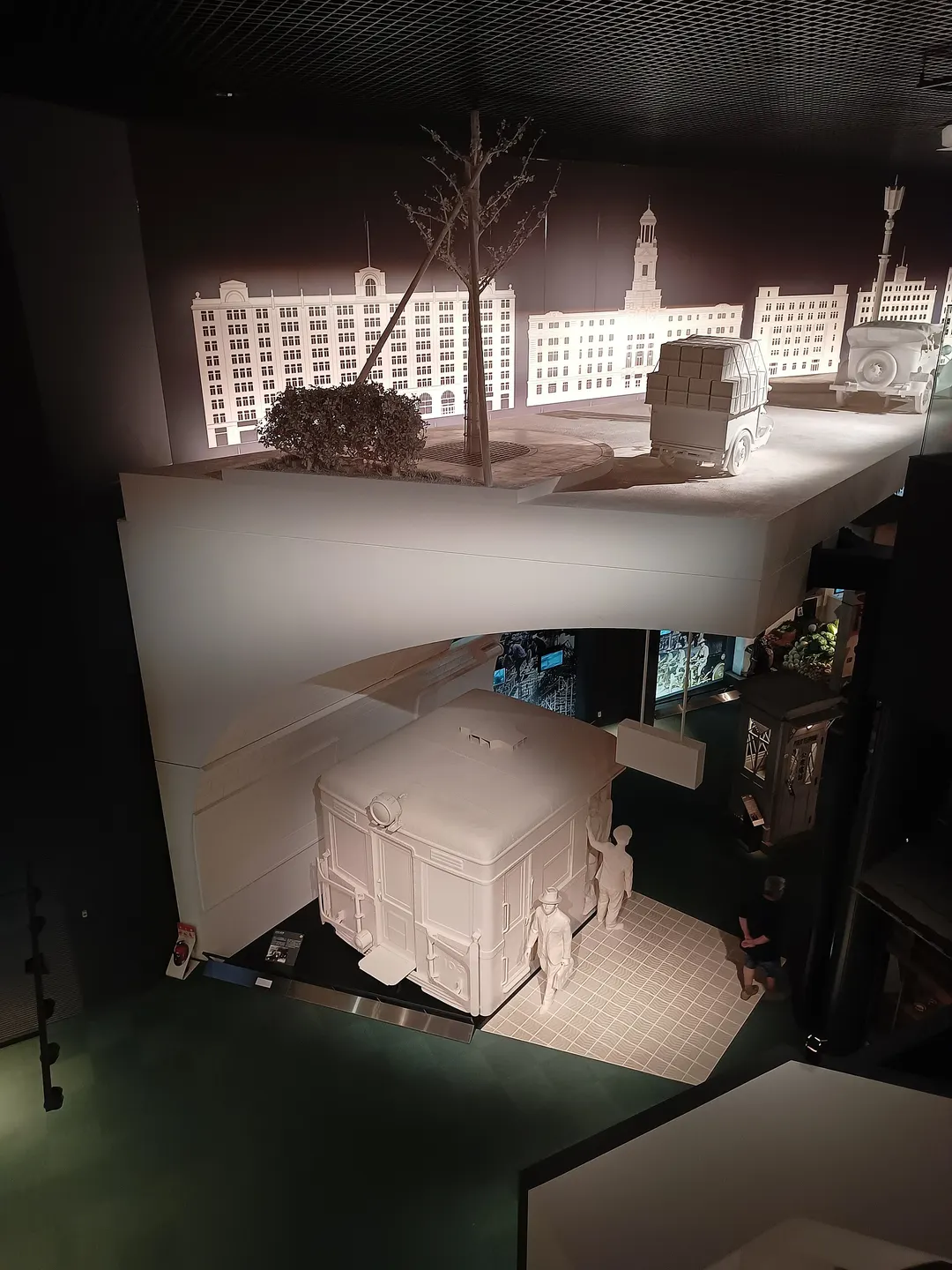 大阪歴史博物館の館内に再現された近代大阪の街角展示を写した実写写真