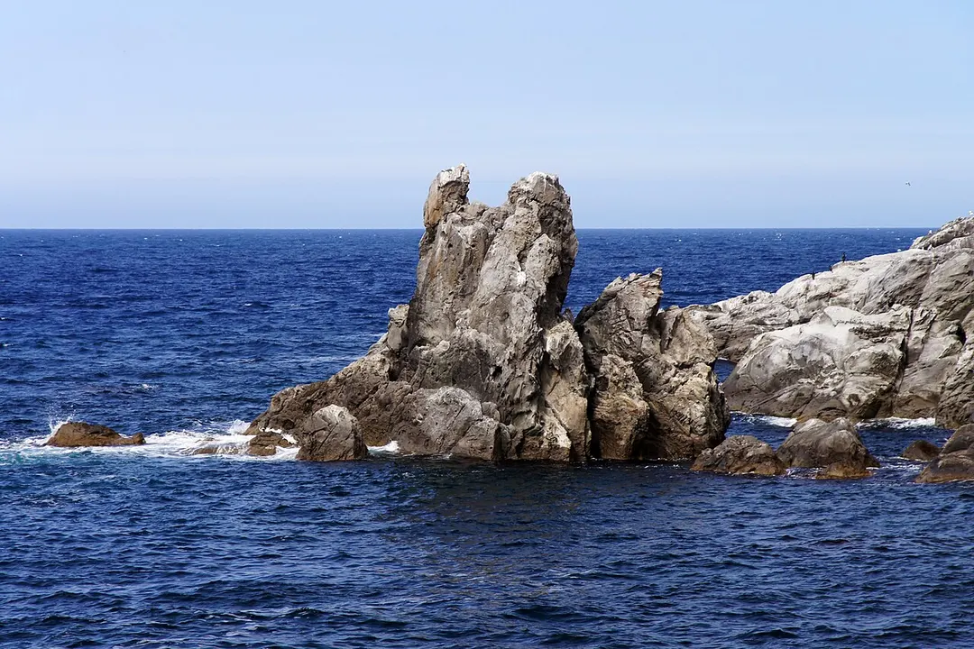 ペシ岬から沖合の岩礁と日本海を見渡した実写写真