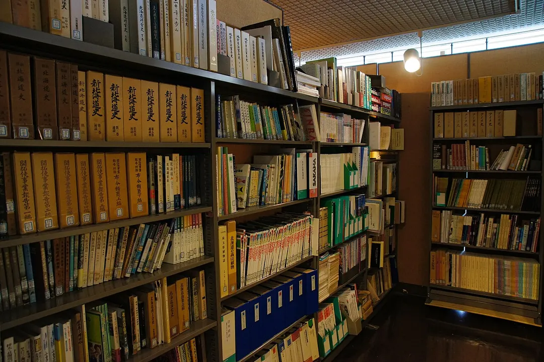 利尻町立博物館の地域史・自然史資料を収めた資料室を写した実写写真