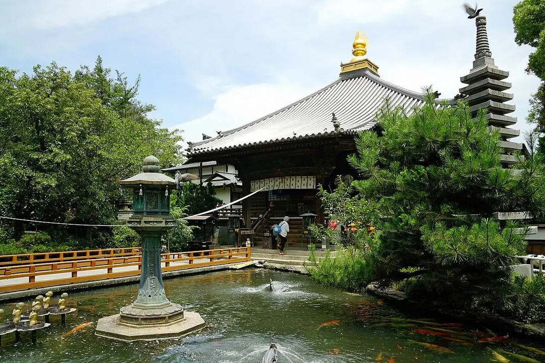霊山寺の本堂と石灯籠が並ぶ境内を写した実写写真