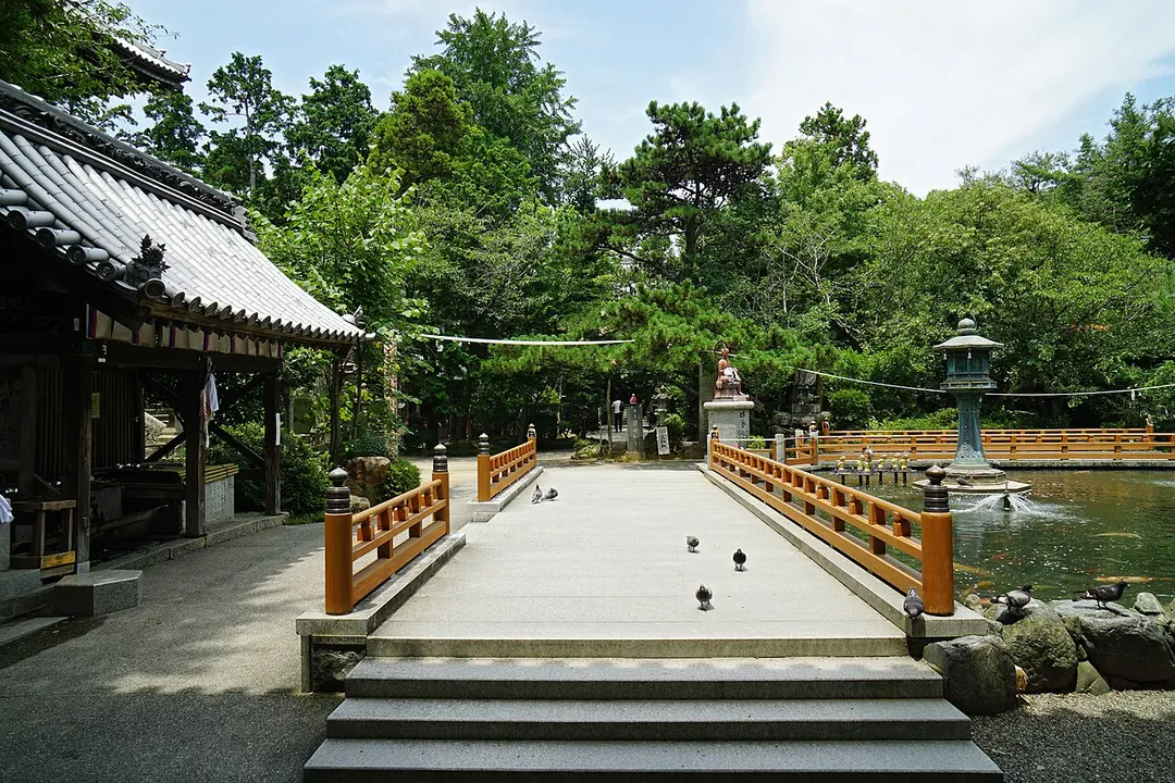 霊山寺の多宝塔と境内の建物を写した実写写真