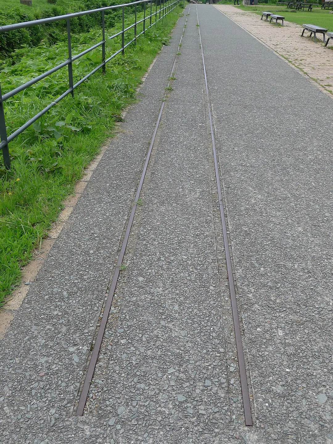 北沢浮遊選鉱場跡に残るトロッコ軌道を写した実写写真