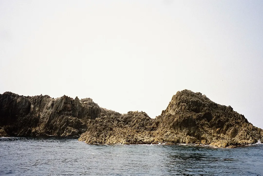 尖閣湾揚島遊園の展望地点から柱状節理の岩壁と入り江を見渡した実写写真