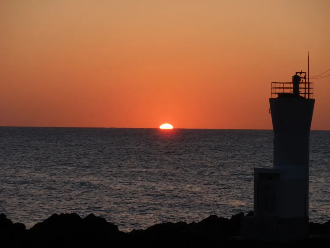 夕日に照らされた尖閣湾の岩礁と海面を写した実写写真