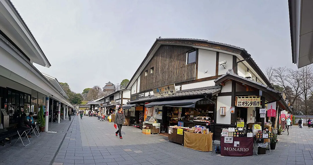 桜の馬場 城彩苑の町屋風建物が並ぶ桜の小路を写した実写写真