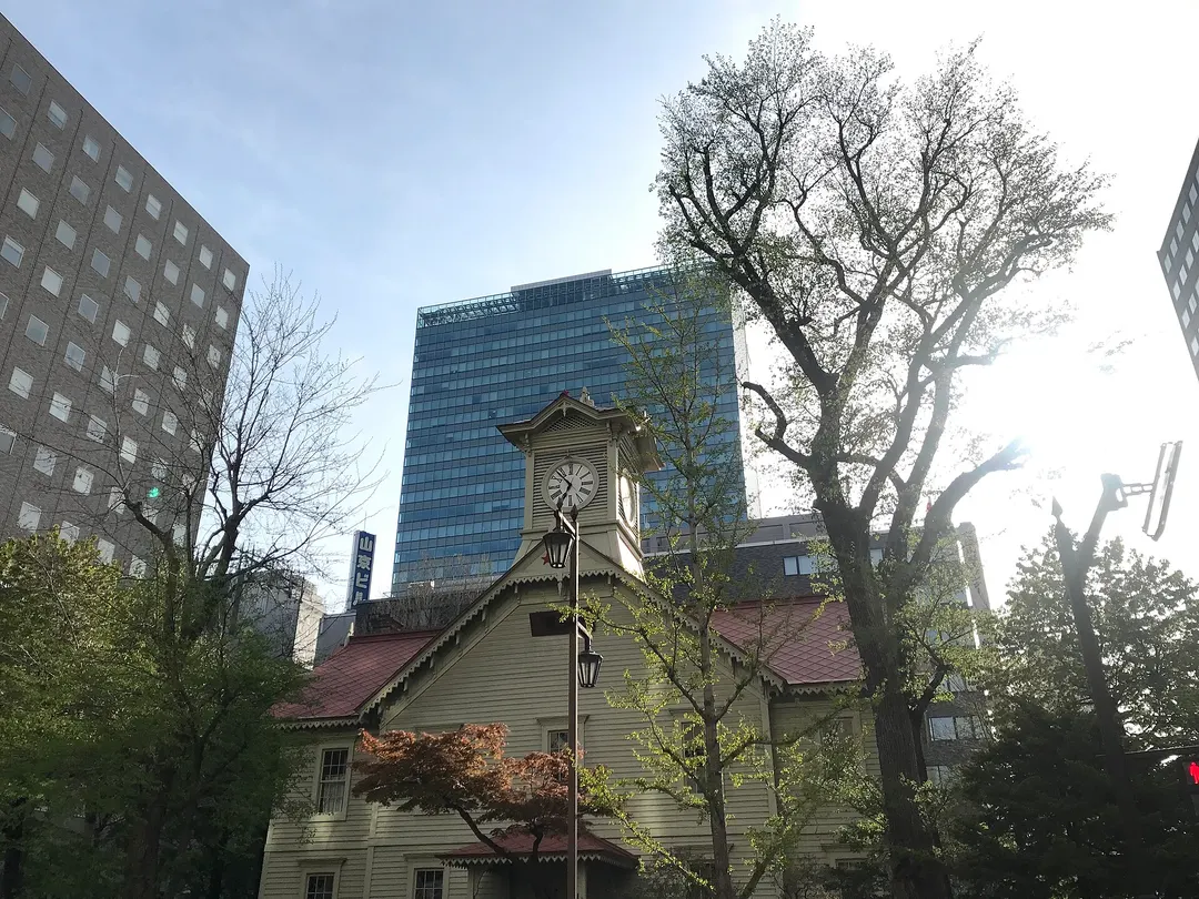 札幌市時計台の入口と木造外壁を近距離から写した実写写真