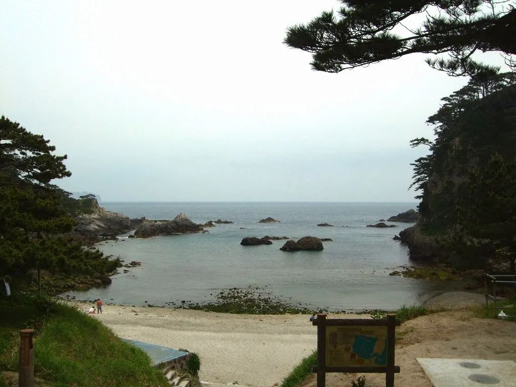 石白川海水浴場へ下る側から砂浜と入り江を見渡した2010年の実写写真