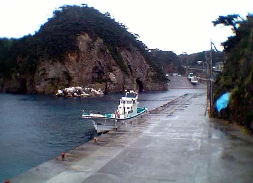 式根島・野伏港の岸壁と港内を別方向から写した実写写真
