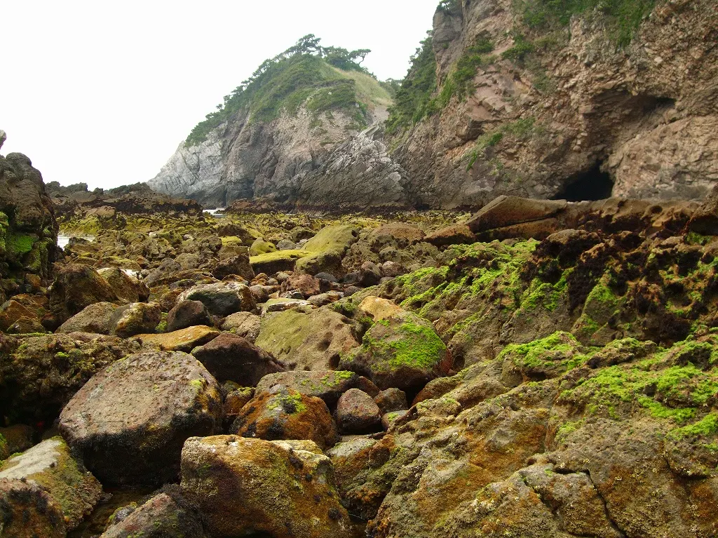 式根島・大浦海水浴場の岩場と湾内を別の位置から写した実写写真
