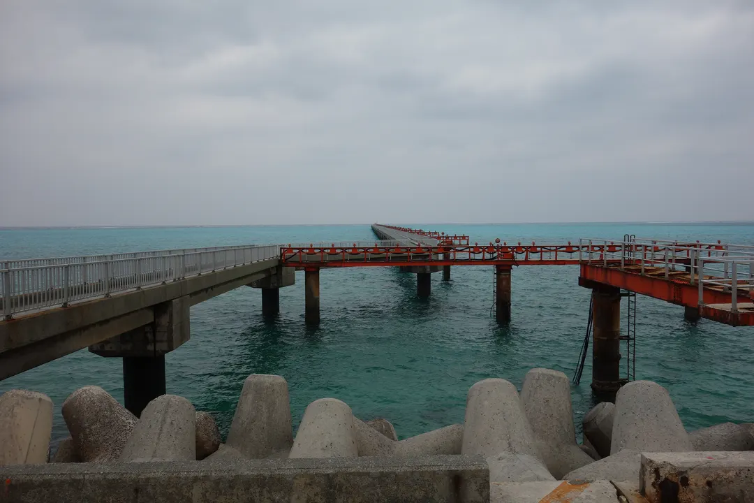 17END付近から下地島空港の海上進入灯と青い海を見渡した実写写真