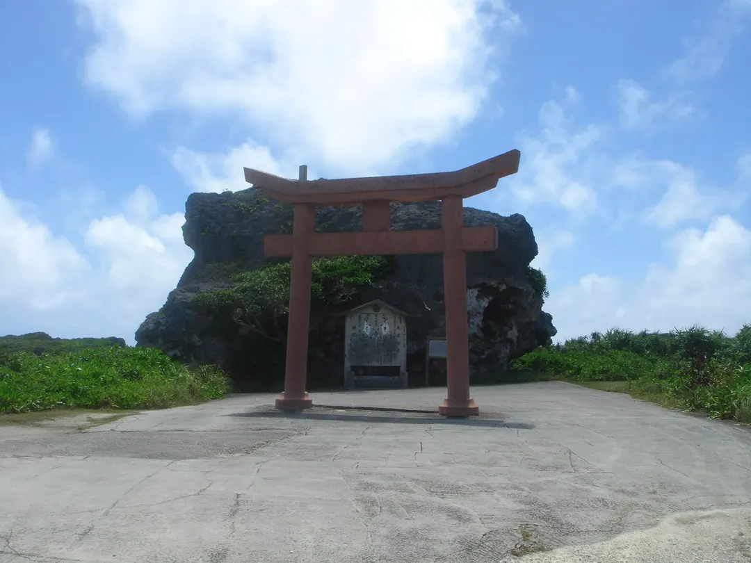 下地島の帯岩と手前の鳥居を正面から写した実写写真