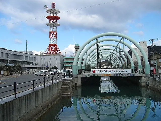 土渕海峡の水路、護岸、橋の位置関係を横から写した実写写真