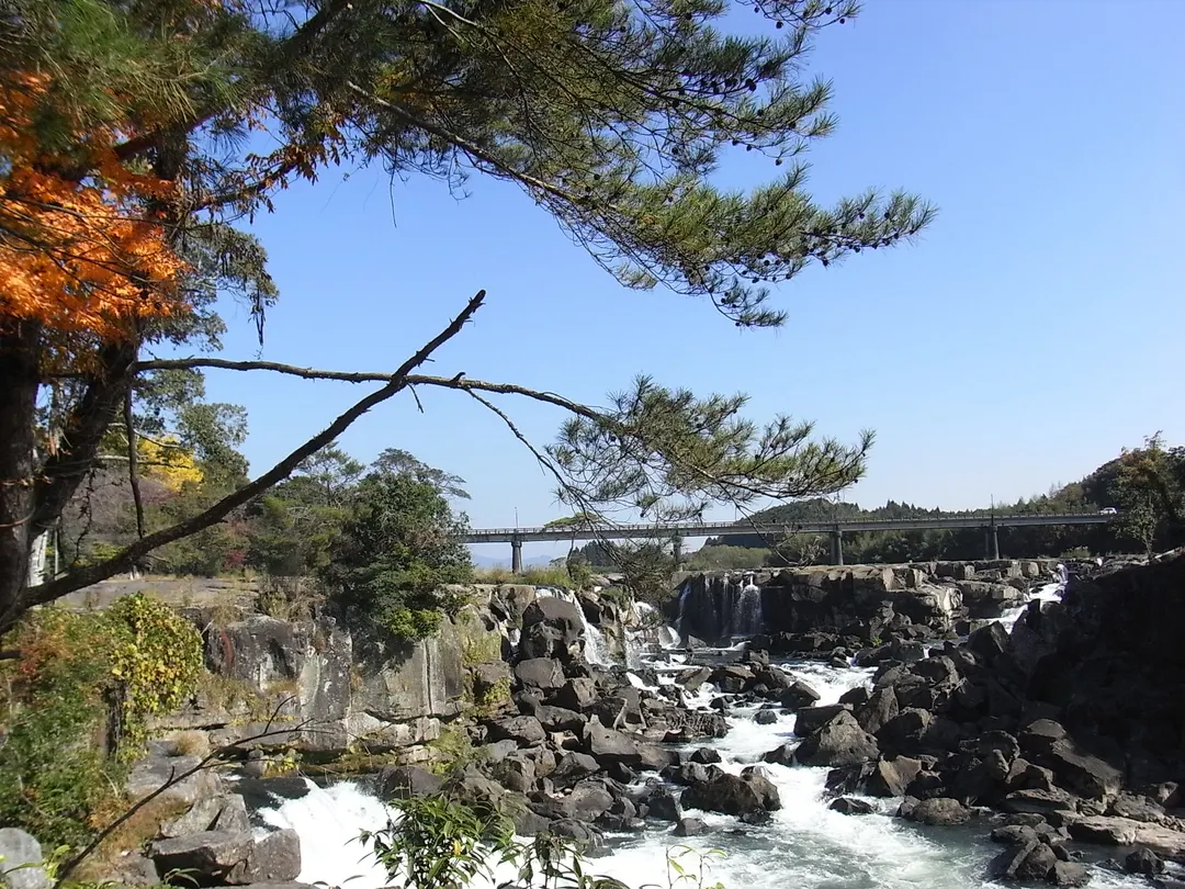 曽木の滝の幅広い滝口と複数に分かれた水流を正面から写した実写写真