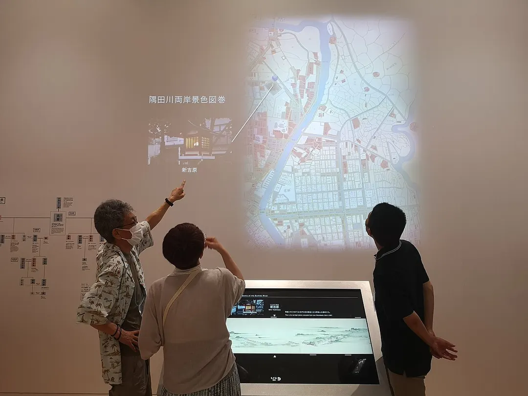 すみだ北斎美術館内の隅田川両岸景色図巻デジタル展示を写した実写写真
