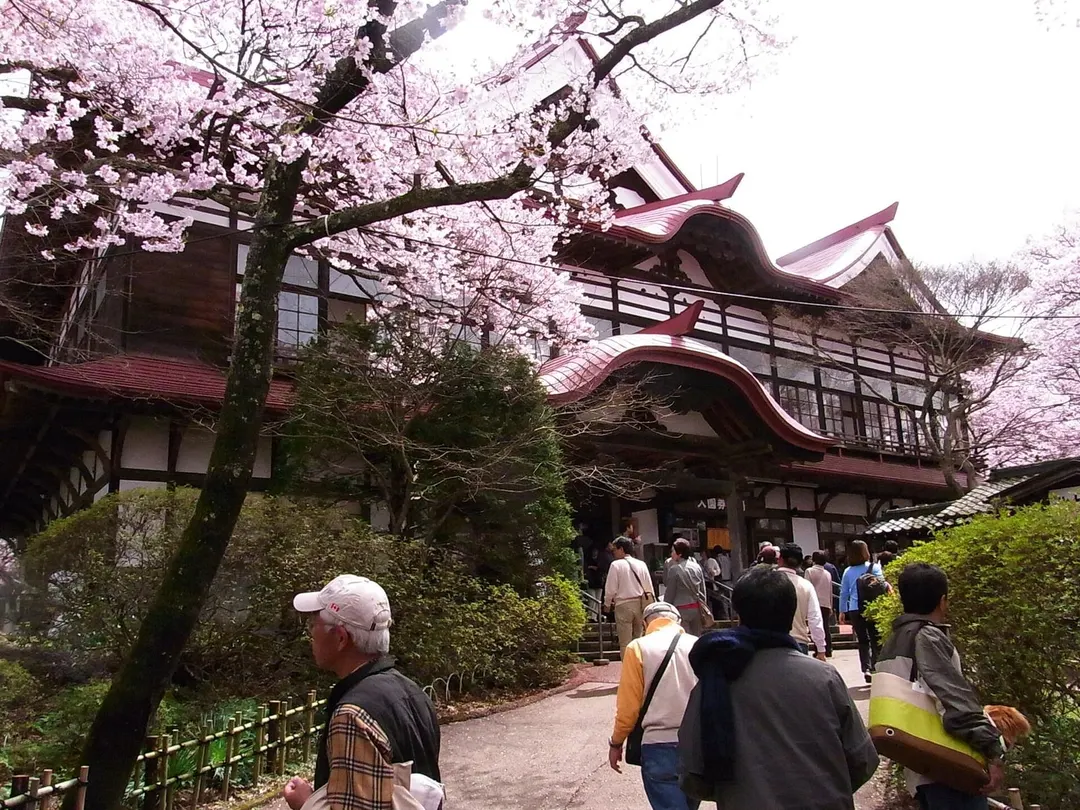 高遠城址公園の高遠閣と桜を写した実写写真